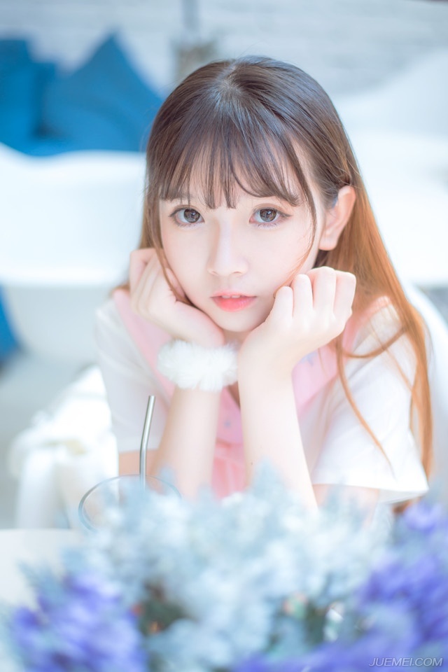 “这飞鸽传书就是方便，张任那边，恐怕还没有得到消息吧？”庞统将手中的书信放下，微笑着看向魏延。